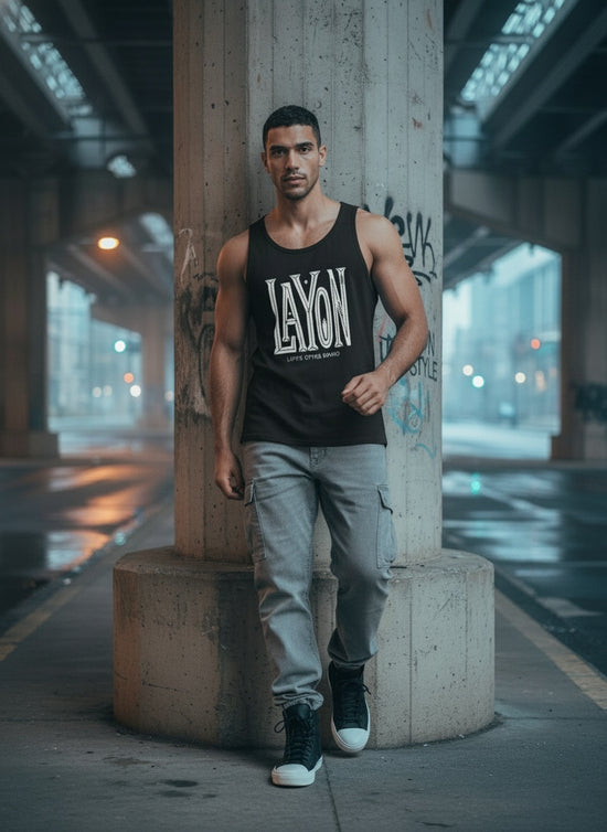 Model walking while wearing Camiseta de tirantes para hombre